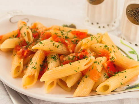 Макароны с сыром и помидорами