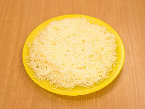 Макароны с сыром и помидорами