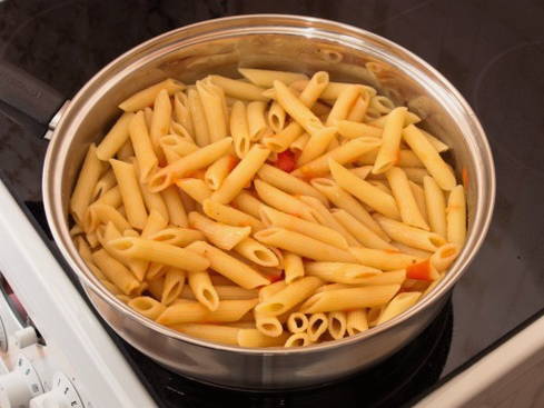 Макароны с сыром и помидорами