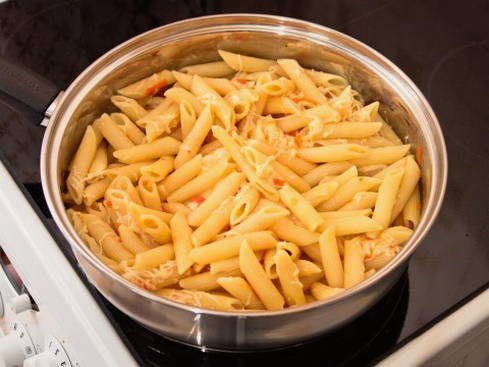 Макароны с сыром и помидорами