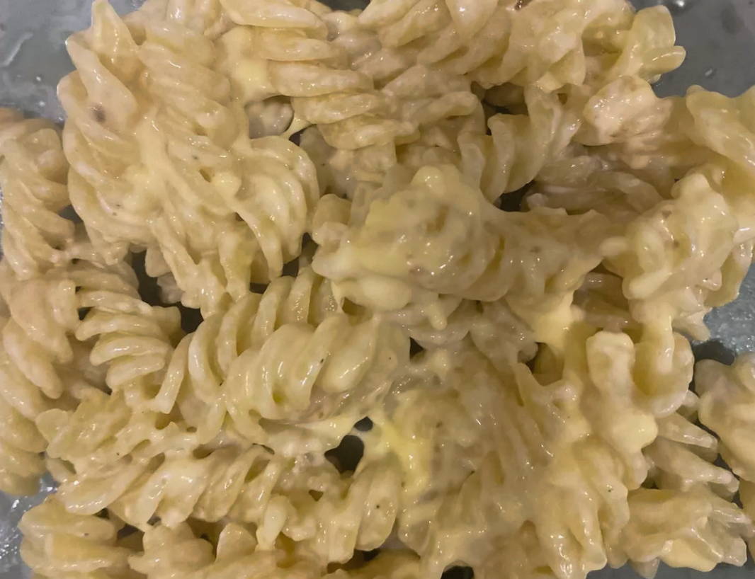 Макароны со сливками и сыром на сковороде