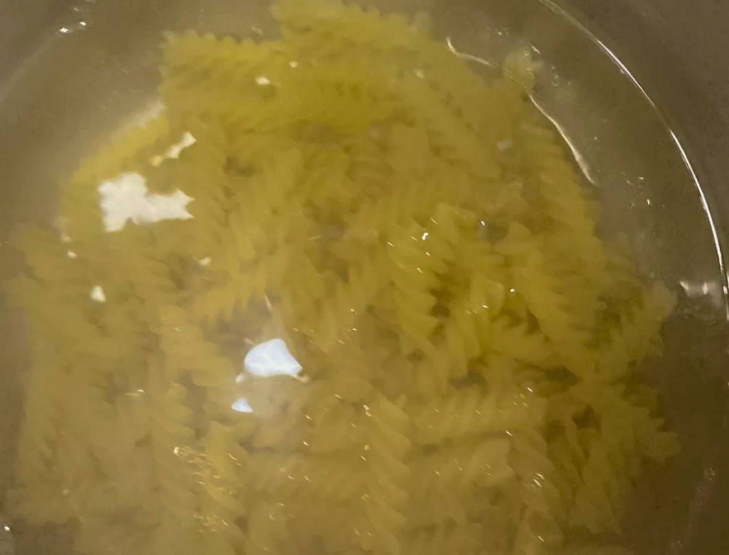 Макароны со сливками и сыром на сковороде