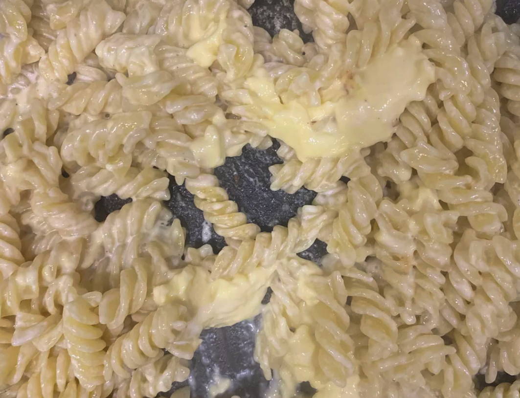 Макароны со сливками и сыром на сковороде