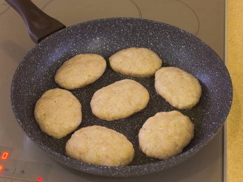 Рыбные котлеты с салом