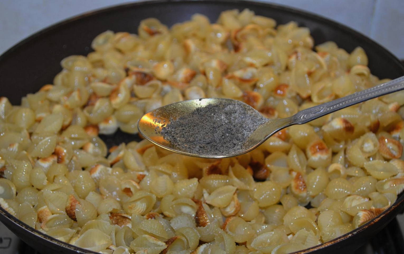 Макароны с тушенкой без варки на сковороде
