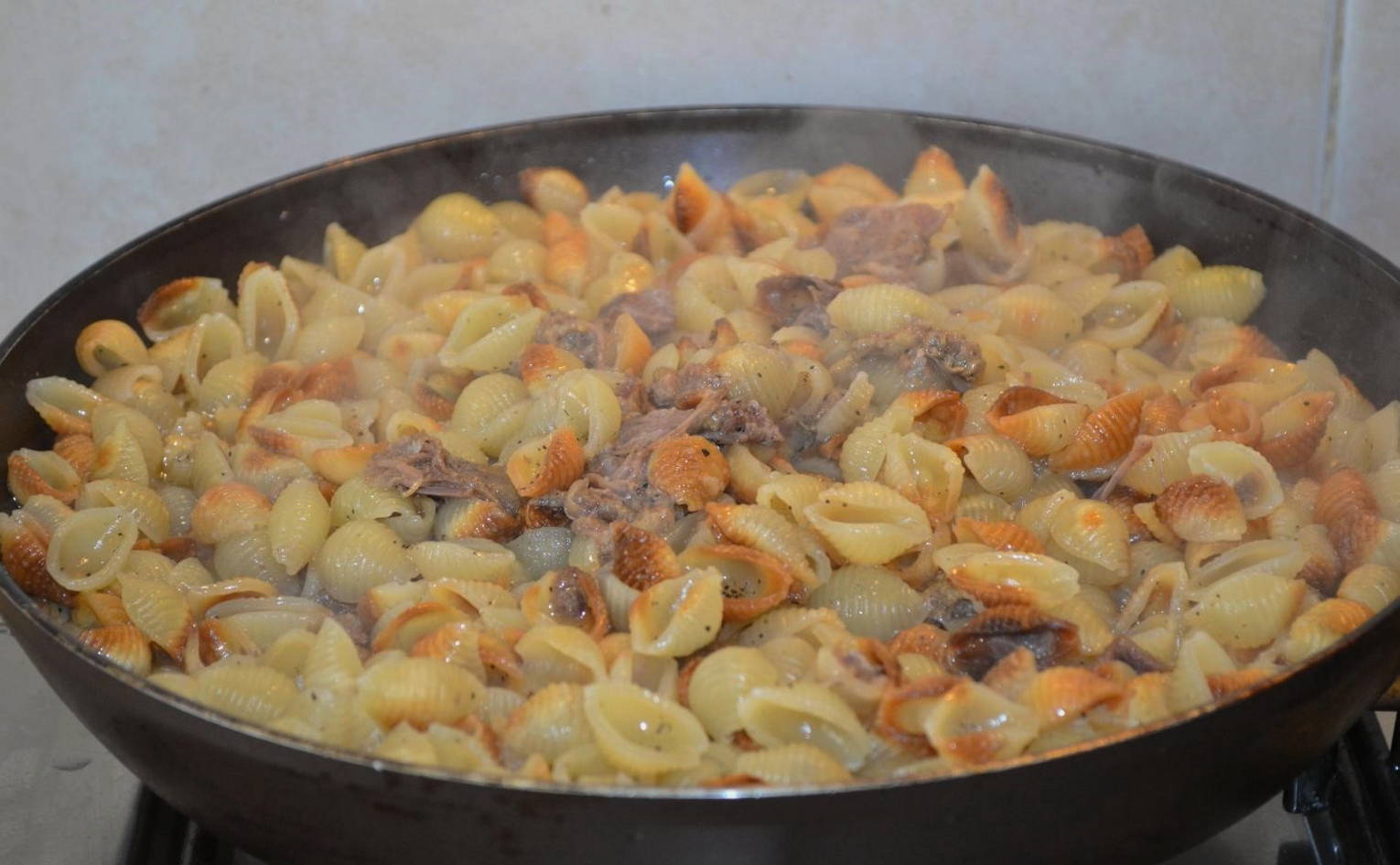 Макароны с тушенкой без варки на сковороде