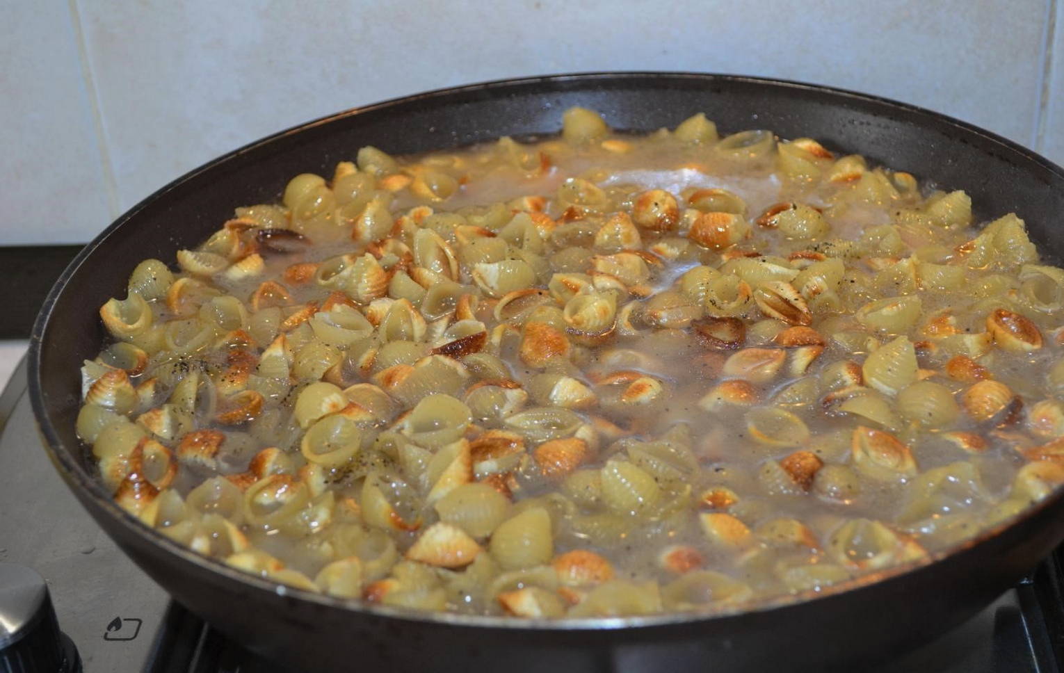 Макароны с тушенкой без варки на сковороде