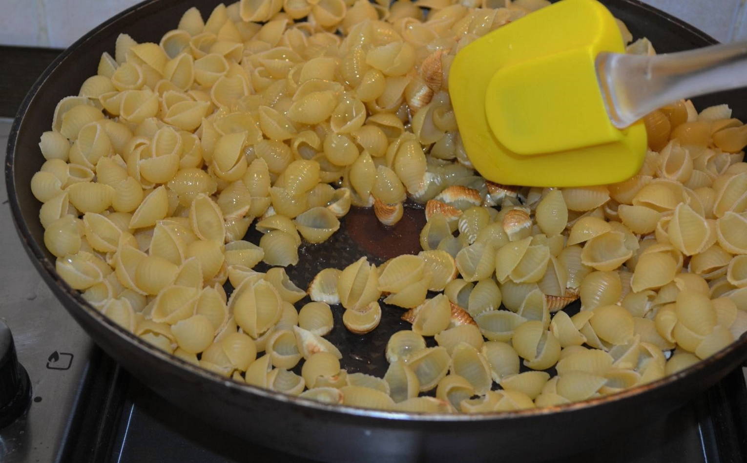 Макароны с тушенкой без варки на сковороде