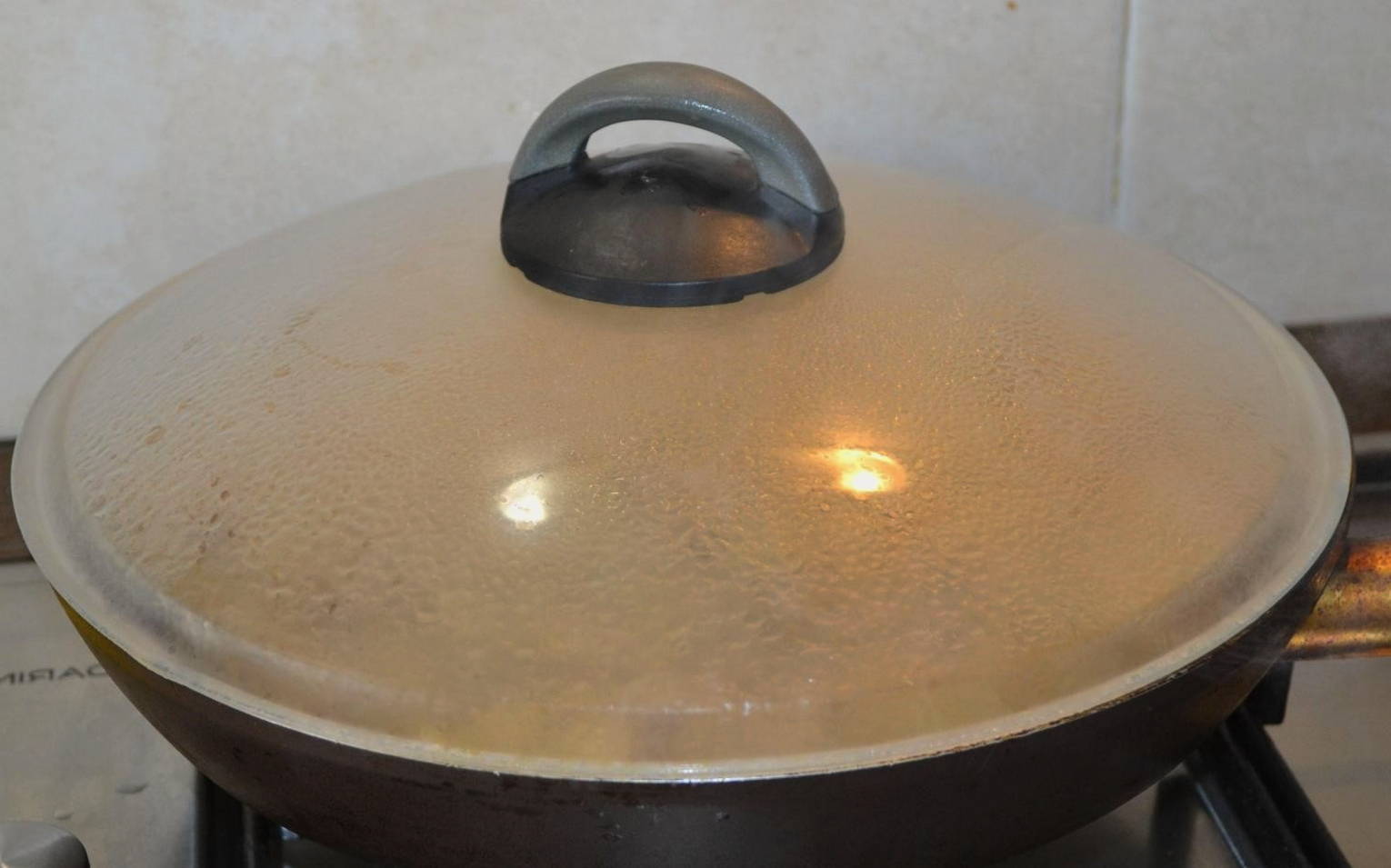 Макароны с тушенкой без варки на сковороде