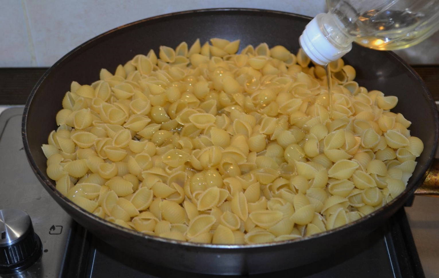 Макароны с тушенкой без варки на сковороде