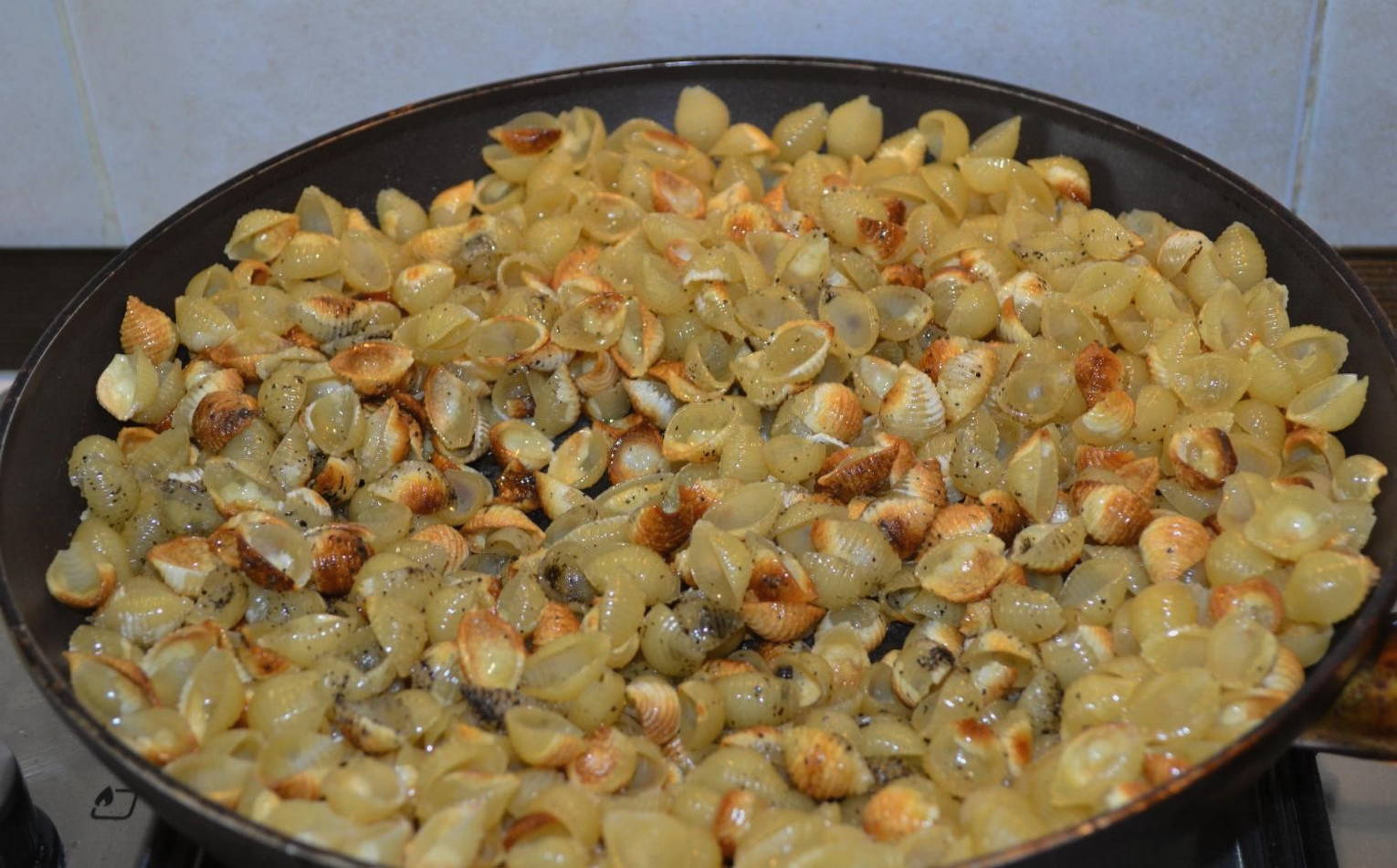 Макароны с тушенкой без варки на сковороде