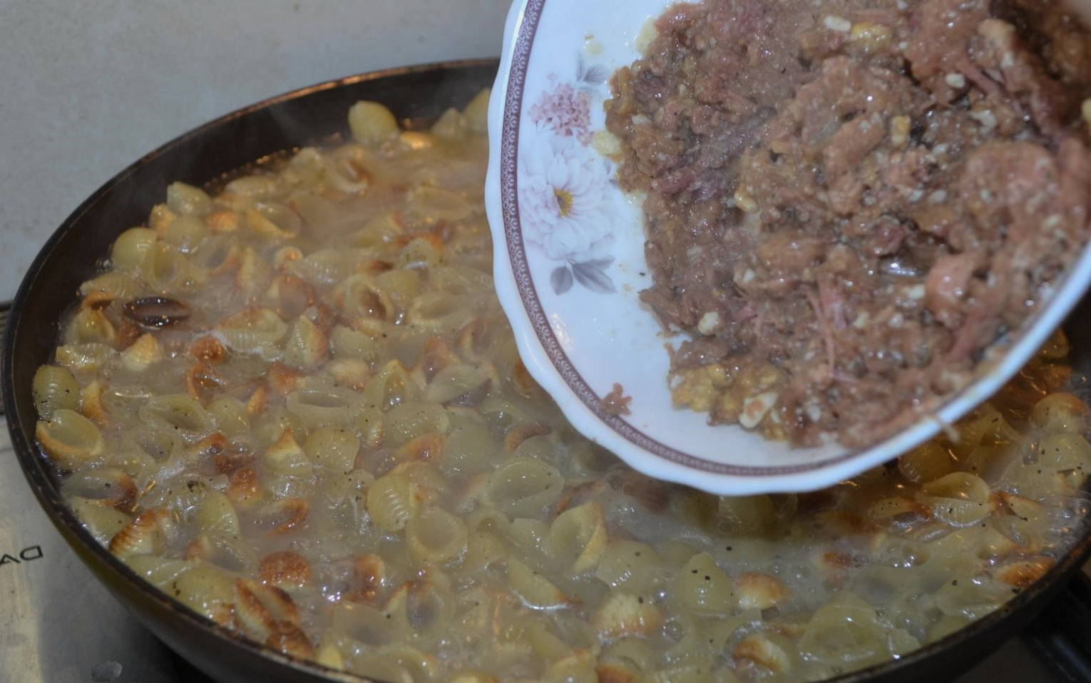 Макароны с тушенкой без варки на сковороде