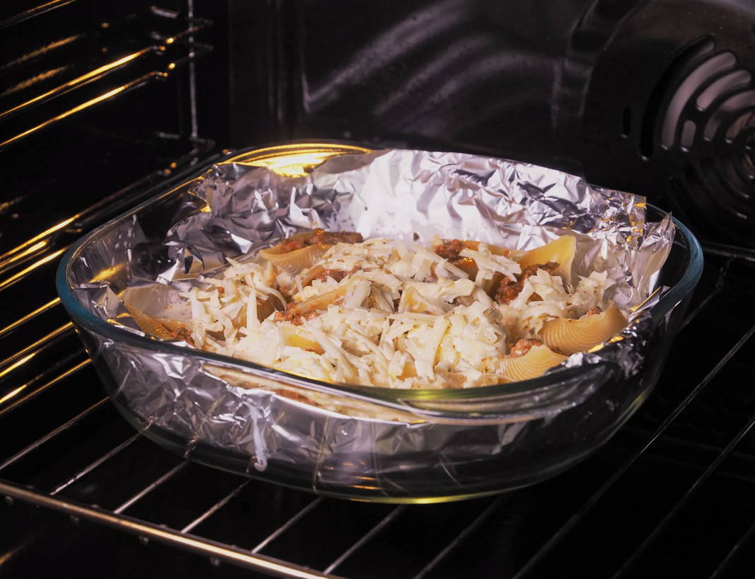 Макароны ракушки с фаршем под сыром со сливками в духовке
