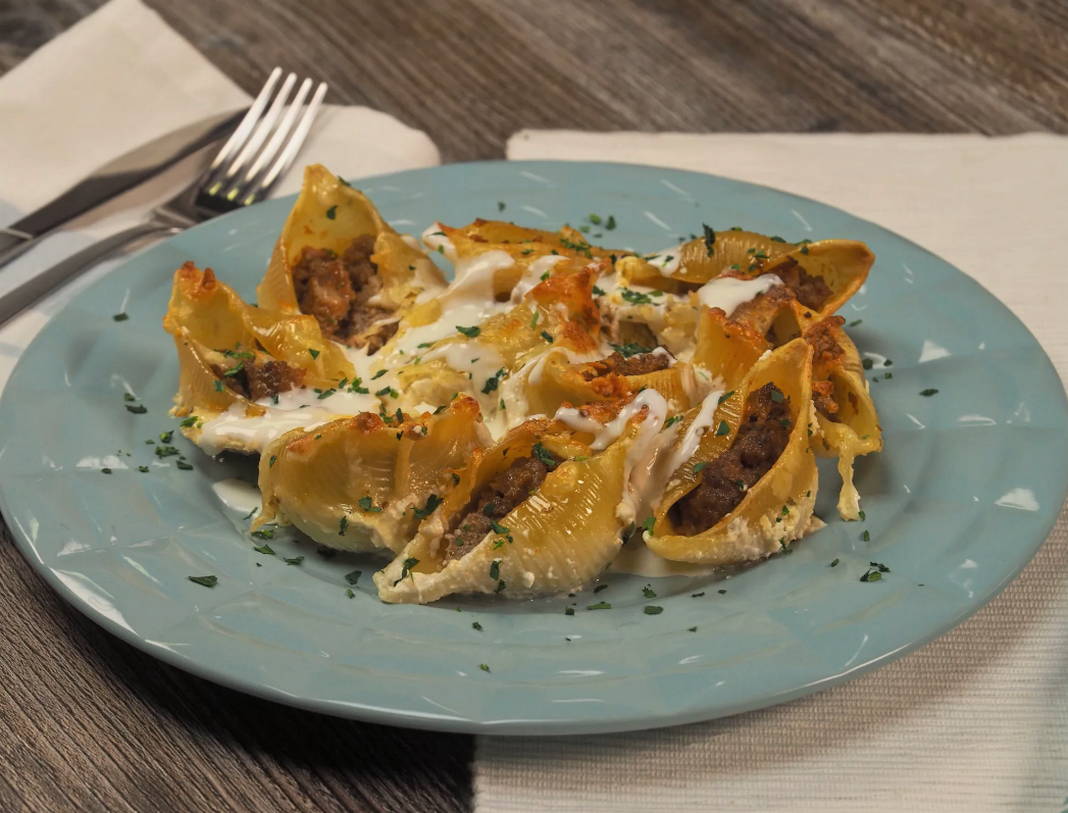 Макароны ракушки с фаршем под сыром со сливками в духовке