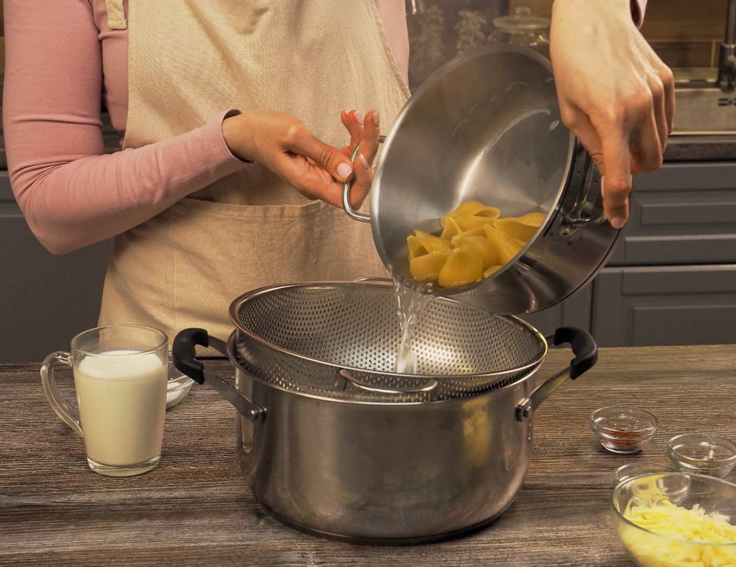 Макароны ракушки с фаршем под сыром со сливками в духовке