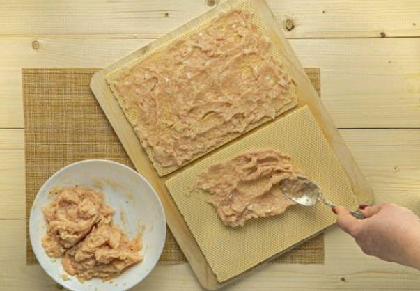 Котлеты в вафельных коржах в кляре на сковороде