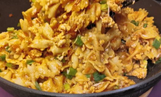 Макароны с куриным фаршем на сковороде