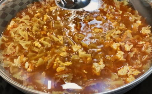 Макароны с куриным фаршем на сковороде