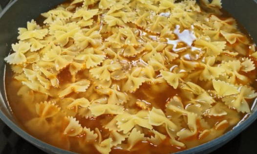 Макароны с куриным фаршем на сковороде