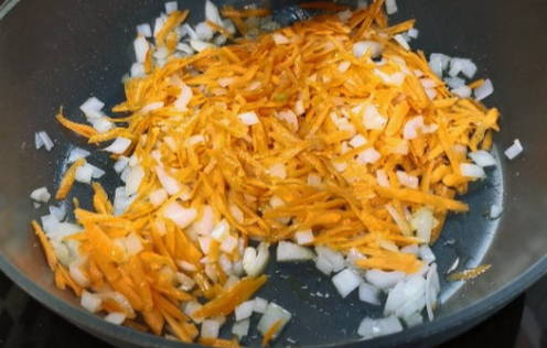 Макароны с куриным фаршем на сковороде