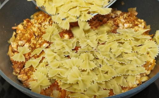 Макароны с куриным фаршем на сковороде