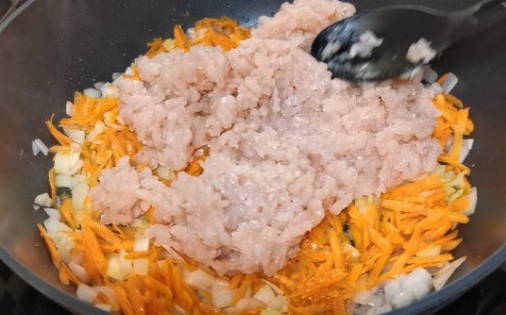 Макароны с куриным фаршем на сковороде