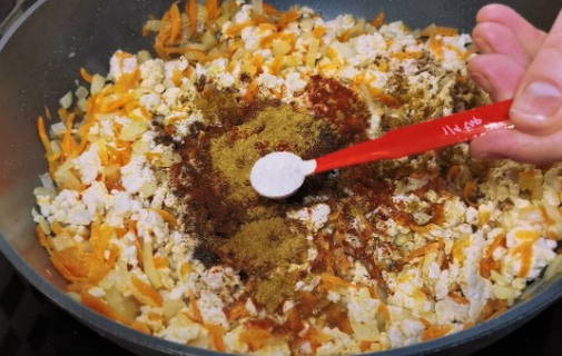 Макароны с куриным фаршем на сковороде