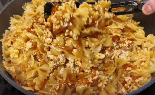 Макароны с куриным фаршем на сковороде