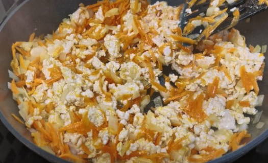 Макароны с куриным фаршем на сковороде