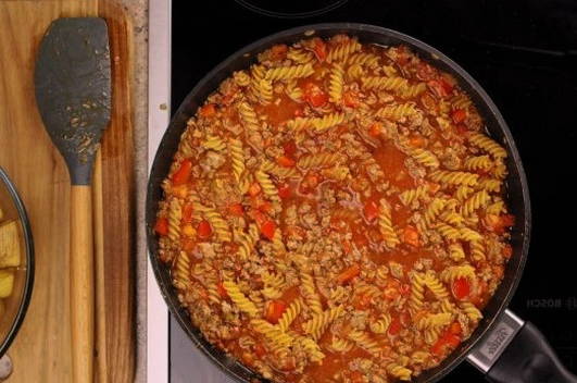 Макароны с фаршем и овощами