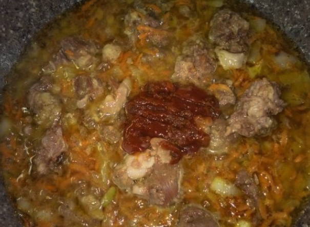 Макароны с тушенкой, луком и морковью на сковороде