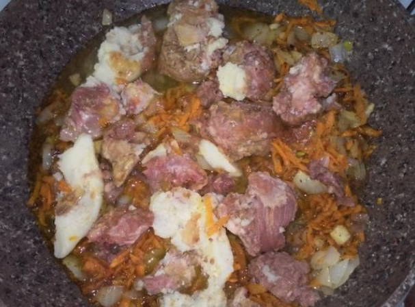 Макароны с тушенкой, луком и морковью на сковороде