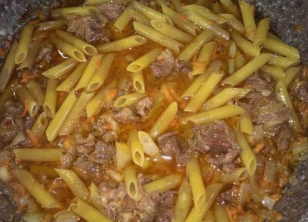 Макароны с тушенкой, луком и морковью на сковороде