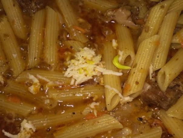 Макароны с тушенкой, луком и морковью на сковороде