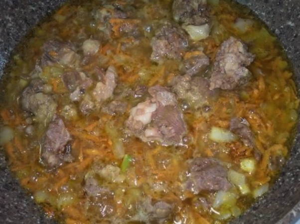 Макароны с тушенкой, луком и морковью на сковороде