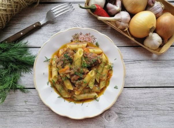 Макароны с тушенкой, луком и морковью на сковороде