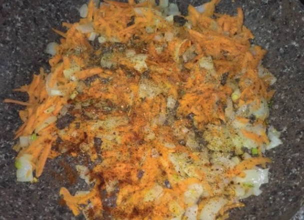 Макароны с тушенкой, луком и морковью на сковороде
