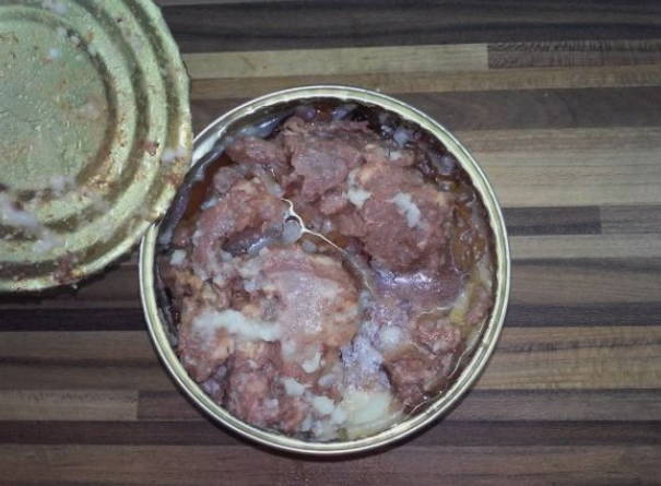 Макароны с тушенкой, луком и морковью на сковороде