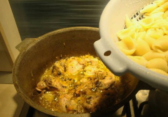 Макароны с курицей в казане