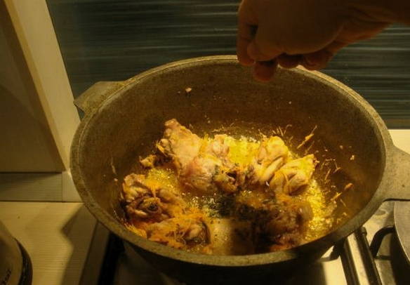 Макароны с курицей в казане