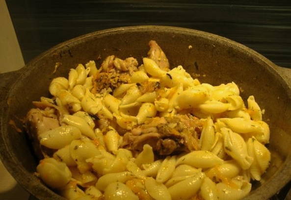 Макароны с курицей в казане