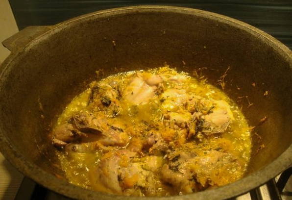 Макароны с курицей в казане