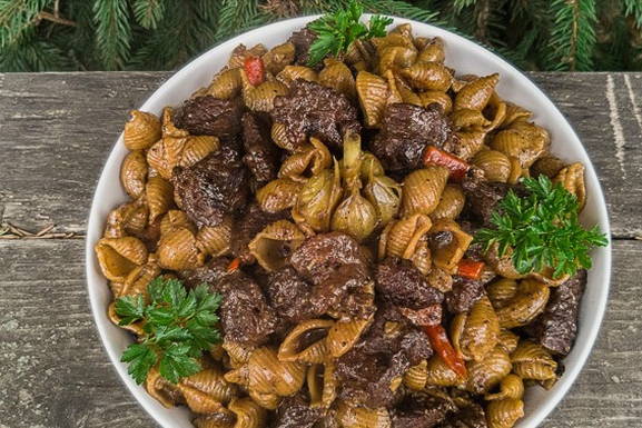 Макароны с мясом в казане на плите