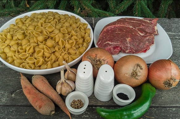 Макароны с мясом в казане на плите