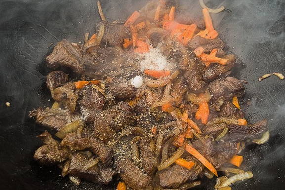 Макароны с мясом в казане на плите
