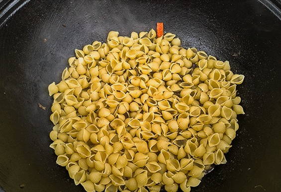 Макароны с мясом в казане на плите