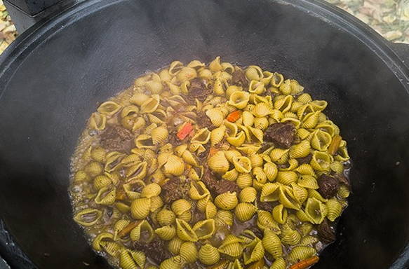Макароны с мясом в казане на плите