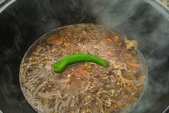 Макароны с мясом в казане на плите