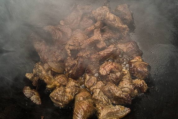 Макароны с мясом в казане на плите