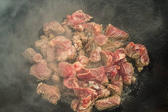 Макароны с мясом в казане на плите